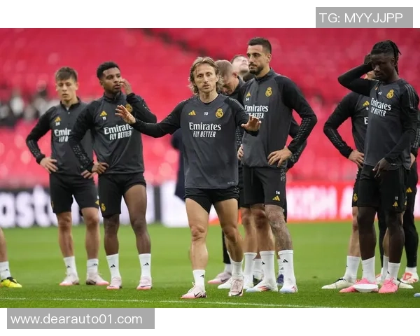 足球巨星日常：揭秘球场外的明星生活与出门趣事