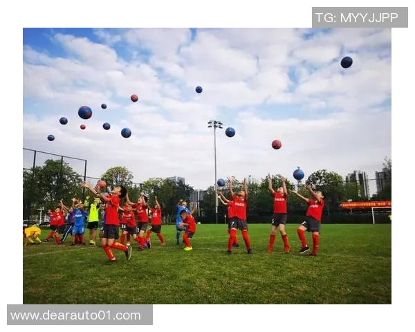 足球球星踢蹴鞠的历史渊源与现代演绎解析