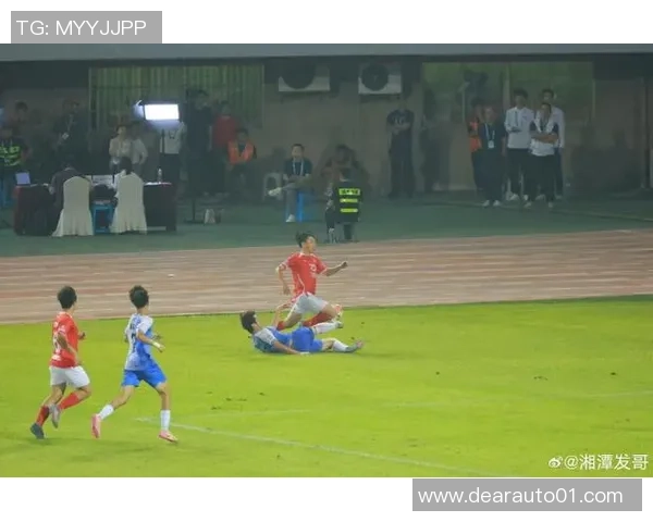 足球传奇青春岁月：从草地到绿茵场的梦想起航